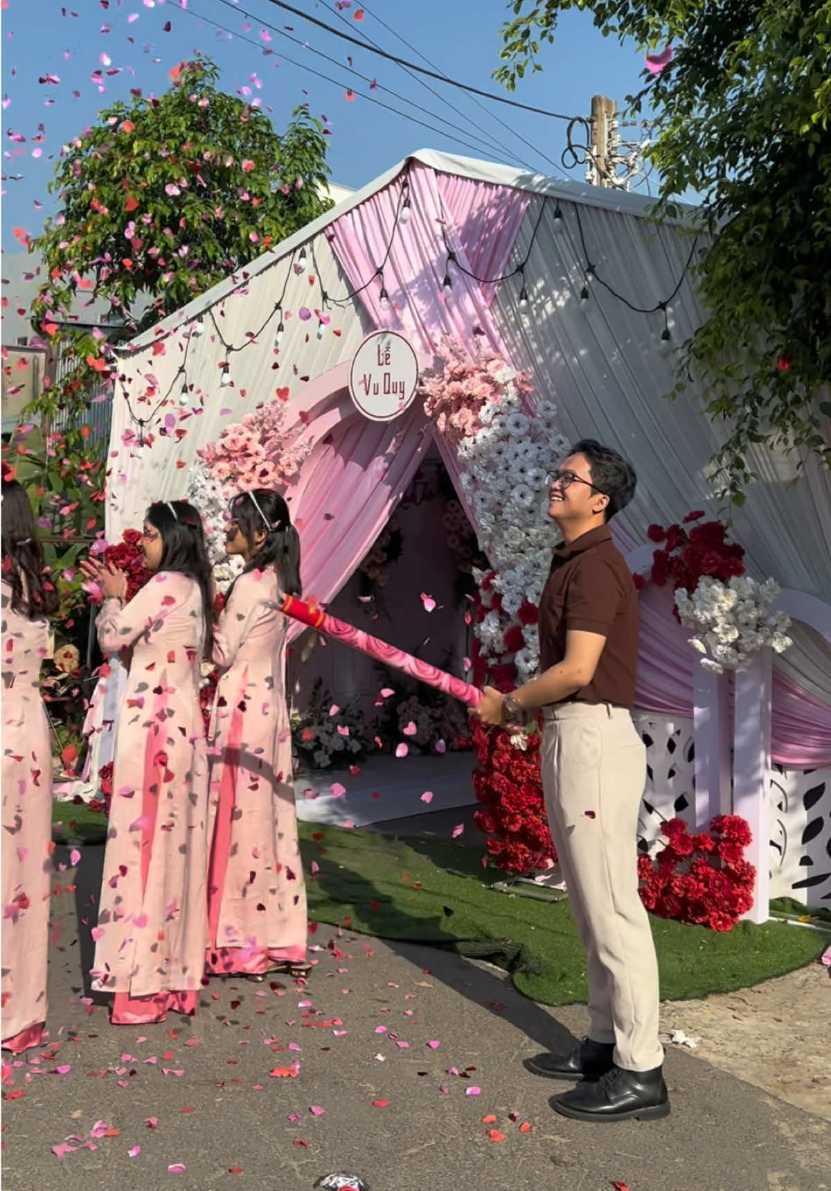 Nay đi bắn pháo hoa làm các vì sao tinh tú cho cô dâu chú rễ 🤣 #nhumuonvitinhtu #wedding