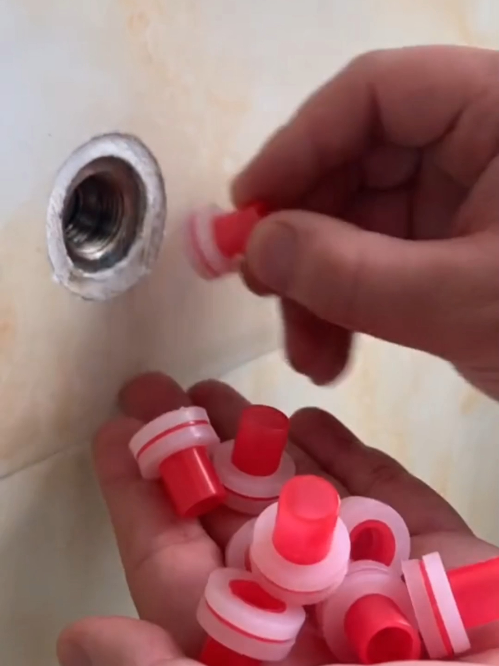 Gioăng su gắn vòi nước thay băng tan.#gioangcaosu #gioangcaosuthaybangtan #thosuaongnuoc #dodiennuoc #donghesuachua 