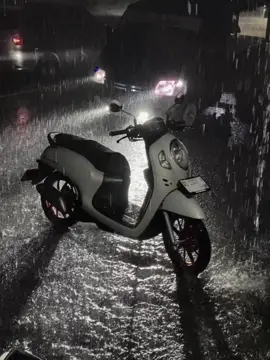 scoopy dan hujan #ypf #motorscoopy #scoopymodifikasi #viral #ypfッ #iphone #indonesia #sad 