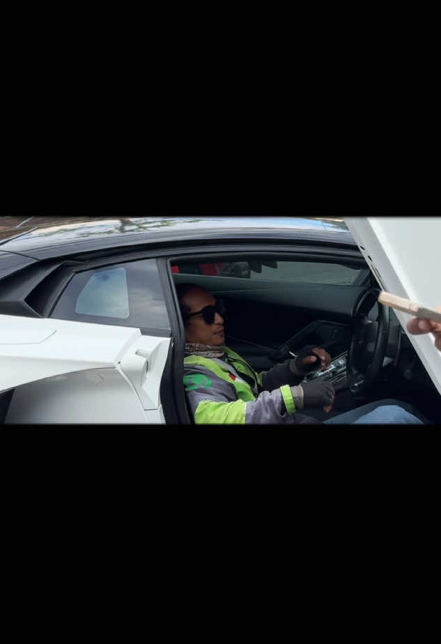 Saya dengan senang hati akan foto kalian dengan mobil saya, jangan malu-malu mendatangi saya! ❤️‍🔥 Saya hanya senang mewujudkan impian kecil kalian 🥰