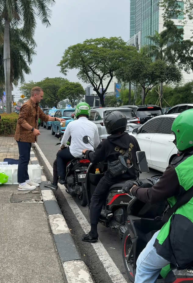 Belum lama di Jakarta saya memutuskan beri makanan dari restoran dan supermarket kepada orang yang lewat di jalanan 🙏🏼 Ada banyak orang yang tertarik! Semua sangat senang dengan hadiah saya. Apa kalian bagi makanan ke yang membutuhkan? ☺️ #mrterimakasihberbagi #amal #indonesia #charity #freefood #makangratis #gratis #jakarta #jakartakeras #jakartaselatan 
