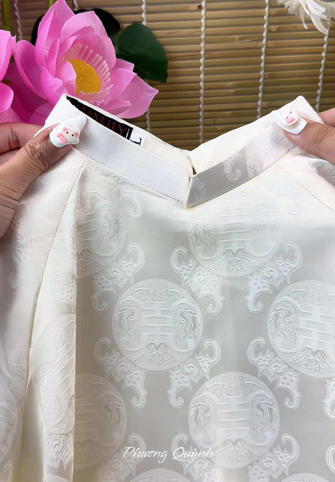 Áo dài cách tân dáng suông gấm Thọ Dơi màu trắng be #aodai #aodaitet #aodaicachtan #thoitrang #viral #fypシ゚ #TikTokShopTet #SamTetBaoVui 