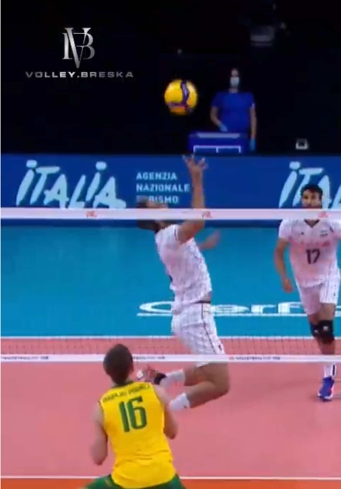 Saeid Marouf is the Iranian setter with magic hands! Look how easy he gives a set with 1 hand! 😳 More volleyball on @Volleyball World  #volleyball #volei #volley #voleibol 