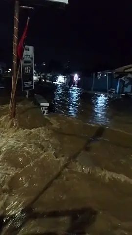 ke jebak banjir td malam di dpn perumahan the garden kepompongan cirebon #banjir #banjircirebon #komen #viral #fyp #fypシ #cirebon 