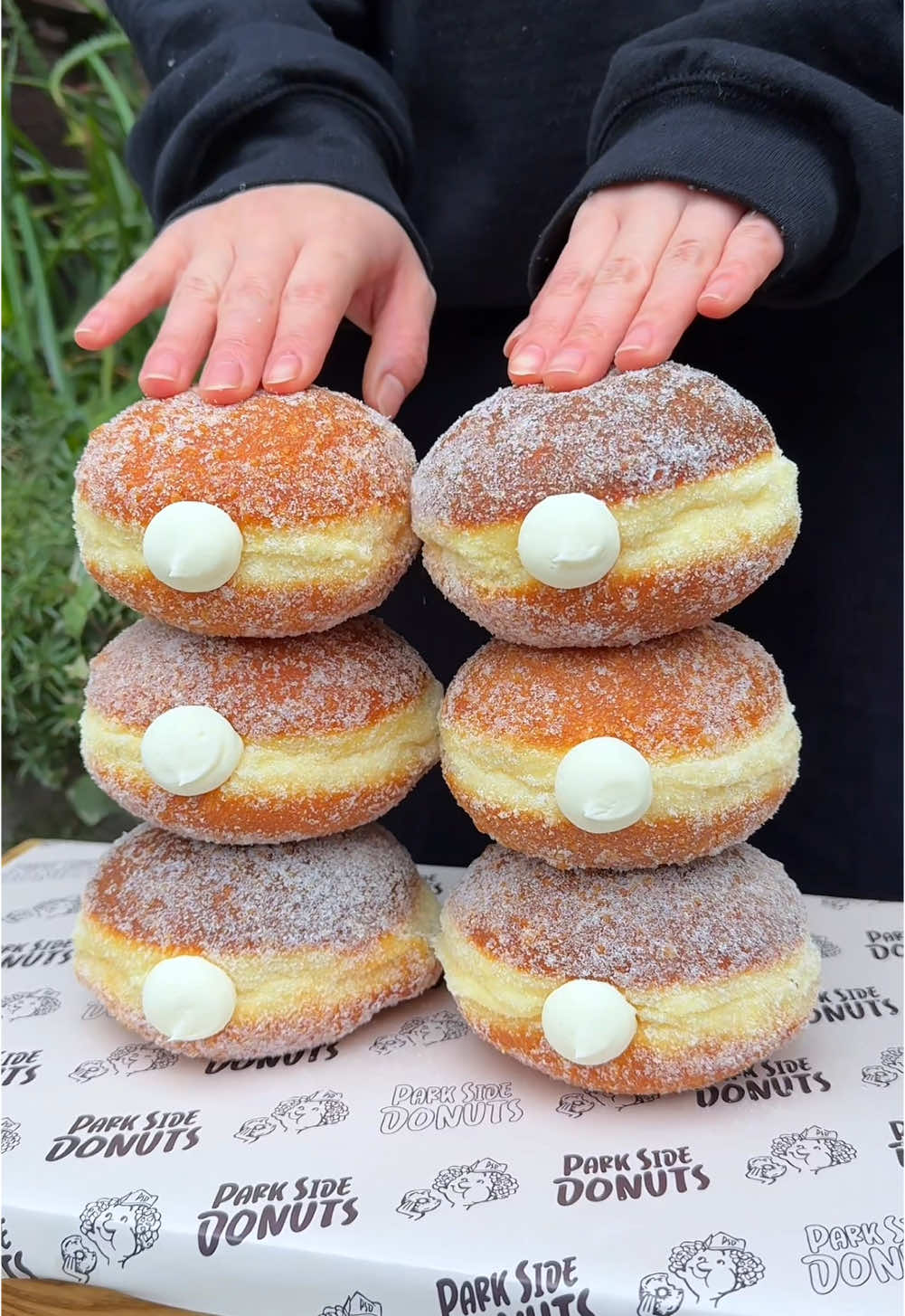 濃厚チーズクリームがたっぷり入ったサクサクふわふわドーナツ！大きめのサイズ感なので食べ応えがある！ チーズクリームドーナツ550円　 （店名） ・PARK STORE （場所） ・東京都世田谷区池尻1-7-2 （営業時間） ・12:00〜18:00 （定休日） ・不定休 #東京グルメ #japanesefood #tiktokfood 