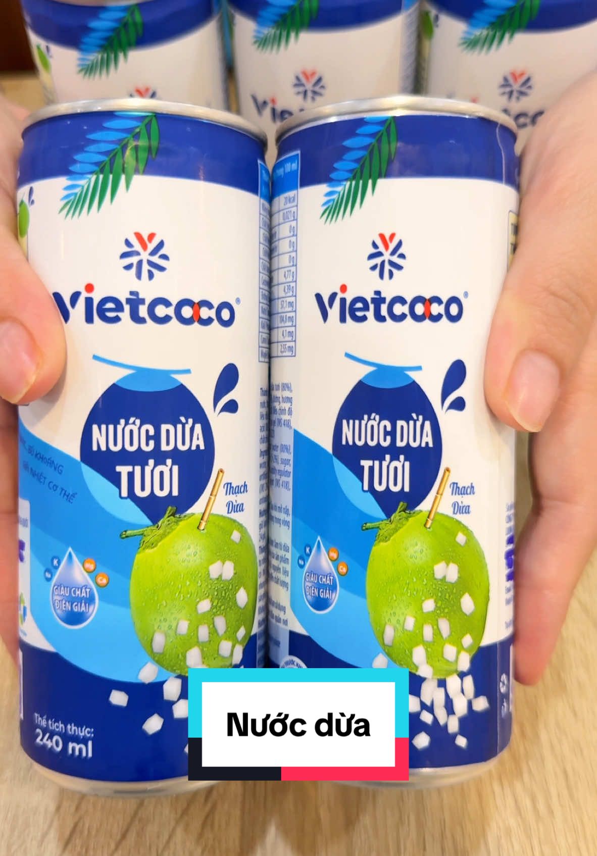 Nước dừa tươi thanh mát lại giải nhiệt #meberyne #review #drink #nuocduatuoi #vietcoco #tiktokshoptet #Samtetbaovui 