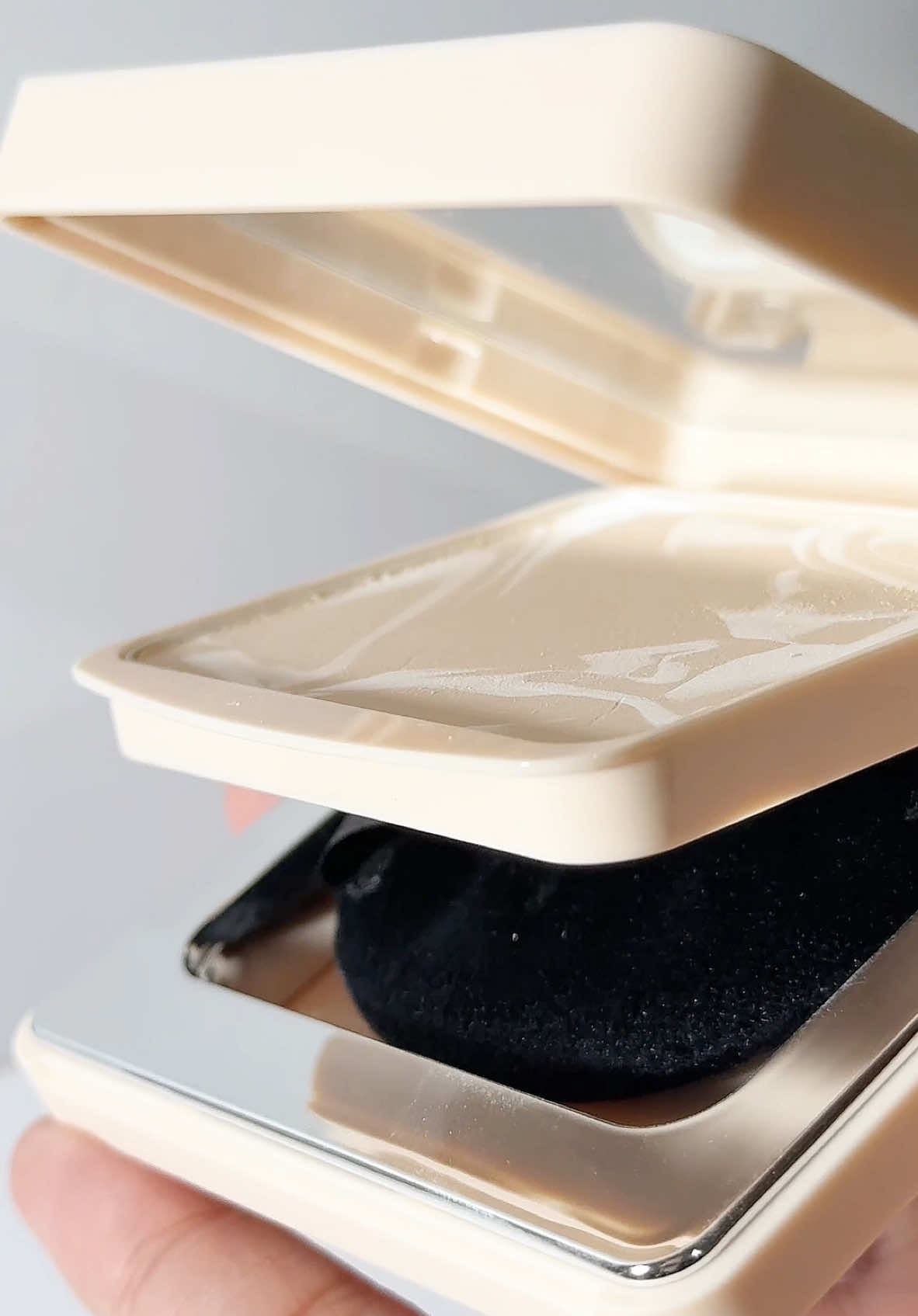 Always my favourite brands from ttshop ❤️ #carslancosmetics #carslan #carslanblackmagnetsoftpowder #compactpowder #carslancosmetic #blackmagnetsoftpowder 