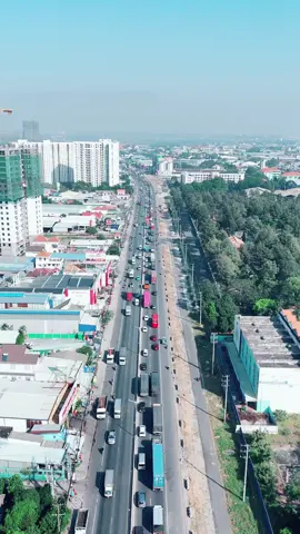 Quốc lộ 13 đoạn qua Thuận An Bình Dương đang được mở rộng….