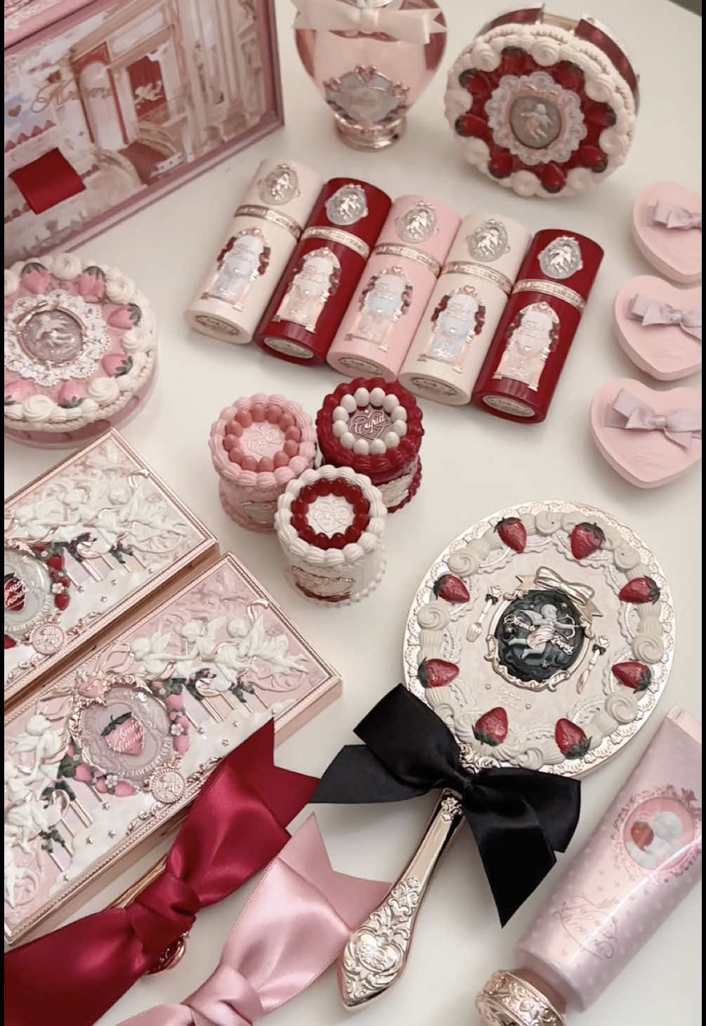 ふわふわのケーキと濃厚なクリームで作る甘いいちごのパーティー🍰🍓～ 今日flowerknows.jp&https://blili.official.ec/ にて予約販売スタート！ どうぞお楽しみに！💕 #フラワーノーズ #新作コスメ #ストロベリーキューピッドコレクション #flowerknows #パケ買いコスメ #ゆめかわ 