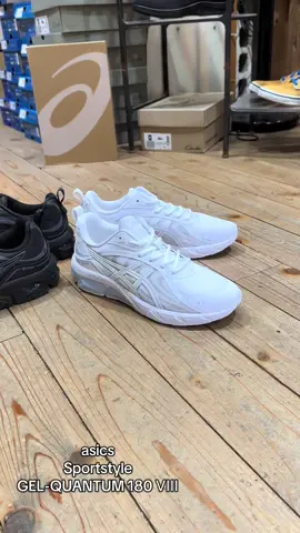 アシックス ASICS GEL-QUANTUM 180 Ⅷ 2025年からクレインでは 長年念願だった アシックスの中でも展開店限定の大人気ライフスタイルコレクション 「アシックス スポーツスタイル」を新展開します。 当店の「アシックス スポーツスタイル」元年を迎える第一弾アイテムは GEL-QUANTUM 180 Ⅷ 。 GEL-QUANTUM 180 VIIIは 2000年代のランニングシューズのアーカイブからインスピレーションを受け これらの影響をテクニカルに融合させたシューズです。 -------------------------- GEL-QUANTUM 180 Ⅷ 22.5-29cm 17,600円 カラー 　①Black/Obsibian Grey 　②White/Cloud Grey 【アシックス スポーツスタイルとは？】 https://www.asics.com/jp/ja-jp/mk/sportstyle/theessence/vol1 【当店商品紹介ページ】 https://www.yamaguchi-machinaka.com/shop/crane/#item34204 #asics  #asicssportstyle  #asics gelquantum180 #アシックス  #アシックススポーツスタイル  #アシックスゲルクアンタム  #クレイン山口どうもん店 