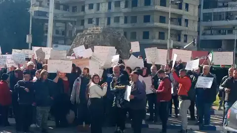 🚨 اللاذقية |  اعتصام لبعض اهالي الموقوفين العسكرين في السجون على دوار الزراعة بمدينة اللاذقية لمطالبة رئيس الادارة الجديدة باطلاق سراح ابناءهم .#الجمهورية_العربية_السورية #القيادة_العامة #وزارة_الداخلية #إدارة_الأمن_العام #أحمد_الشرع #محافظة_اللاذقية #سوريا 