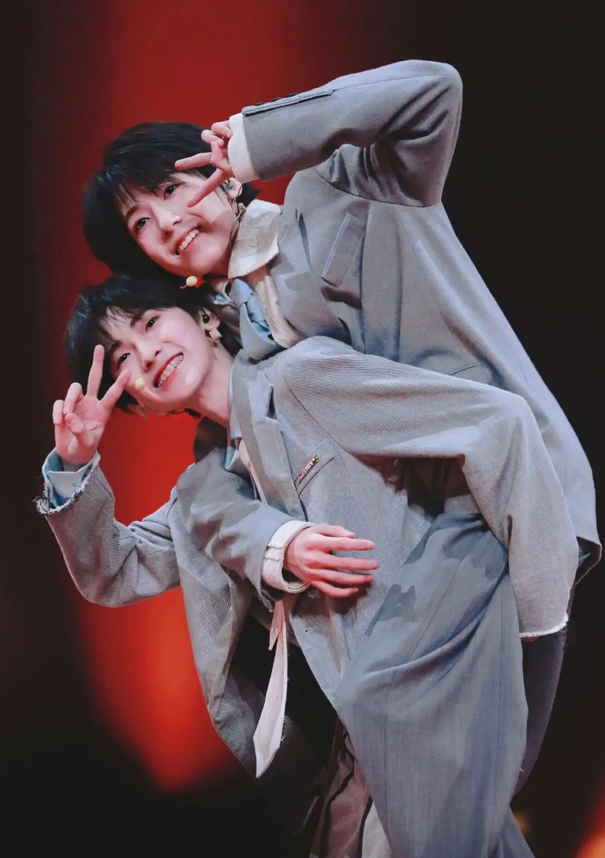 Hai nhỏ này keoooooo🥰🥰😘😘😘 #yangbowen_杨博文 #zouqihan_左奇函 #cpwenhan🐑🦔 