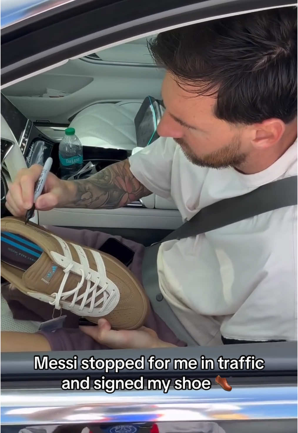 When Messi stops in traffic to sign your shoe 🔥 (via IG: @1takeluis) #messi #football #futbol #viral #Soccer #footy #sports #fyp #foryoupage 