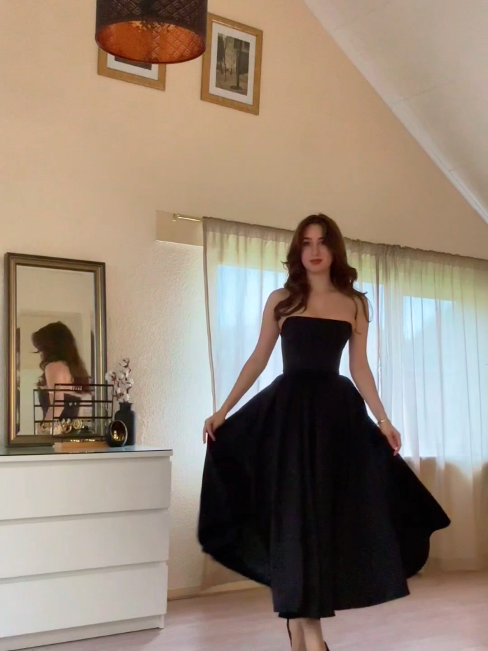 Apaixonadas por este vestido preto midi rodado tomara que caia! 🖤 Ele é a combinação perfeita de elegância, atemporalidade e sofisticação, ideal para eventos especiais, formaturas ou para quem quer se sentir linda e estilosa em qualquer ocasião. #vestidoelegante #eleganciafeminina #elegancia #oldmoney #vestidolongo #vestidocasamento #vestidopreto #vestidoformatura #vestidodecasamento #vestidodossonhos #modafeminina #lookdodia 