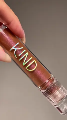 Gloss marrom perfeito da Kind que aumenta levemente os lábios #creatorsearchinsights #gloss #glossmarrom 