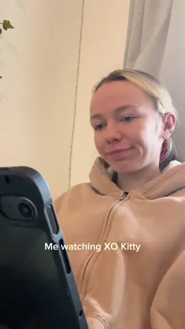 For long time, I had no idea how to style the top but now finally I use the top! 😍😍 #deaf #deaftiktok #signlangauge #xokitty #xokittynetflix #xokittyyuri #style #clothesstyles #clothes #fashion #pretty #giakim #giakimedits #prettygirl #outfit #outfitideas 