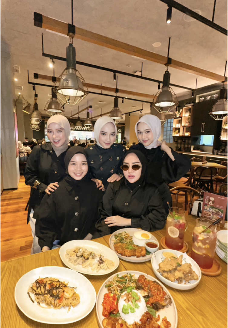 POV : your circle same vibes ❤️‍🔥  #circle #ootdhijab #cafepalembang 