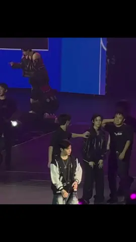 the relationship between skz and their dancers 😭😭 watch one of them pull a leeknow #felix #leefelix #yongbok #straykids #skz #dance #waittheydontloveyoulikeiloveyou #dancers #seungmin #ilikeit #dominateworldtour 