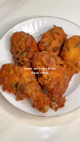 ayam goreng terasi daun jeruk🤤🫶🏻🫶🏻 bahan: -7 siung bawang putih -8 bh cabai keriting -2 bh terasi -10 lembar daun jeruk buang tulangnya -4 sdm maizena -1 sdm terigu -garam, kaldu, penyedap -1 btr telur #ayamgoreng #ayamgorengterasidaunjeruk #resepviral #reseptiktok 