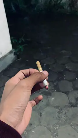 Aku hanya anak yang sering ditenangkan oleh sebatang rokok