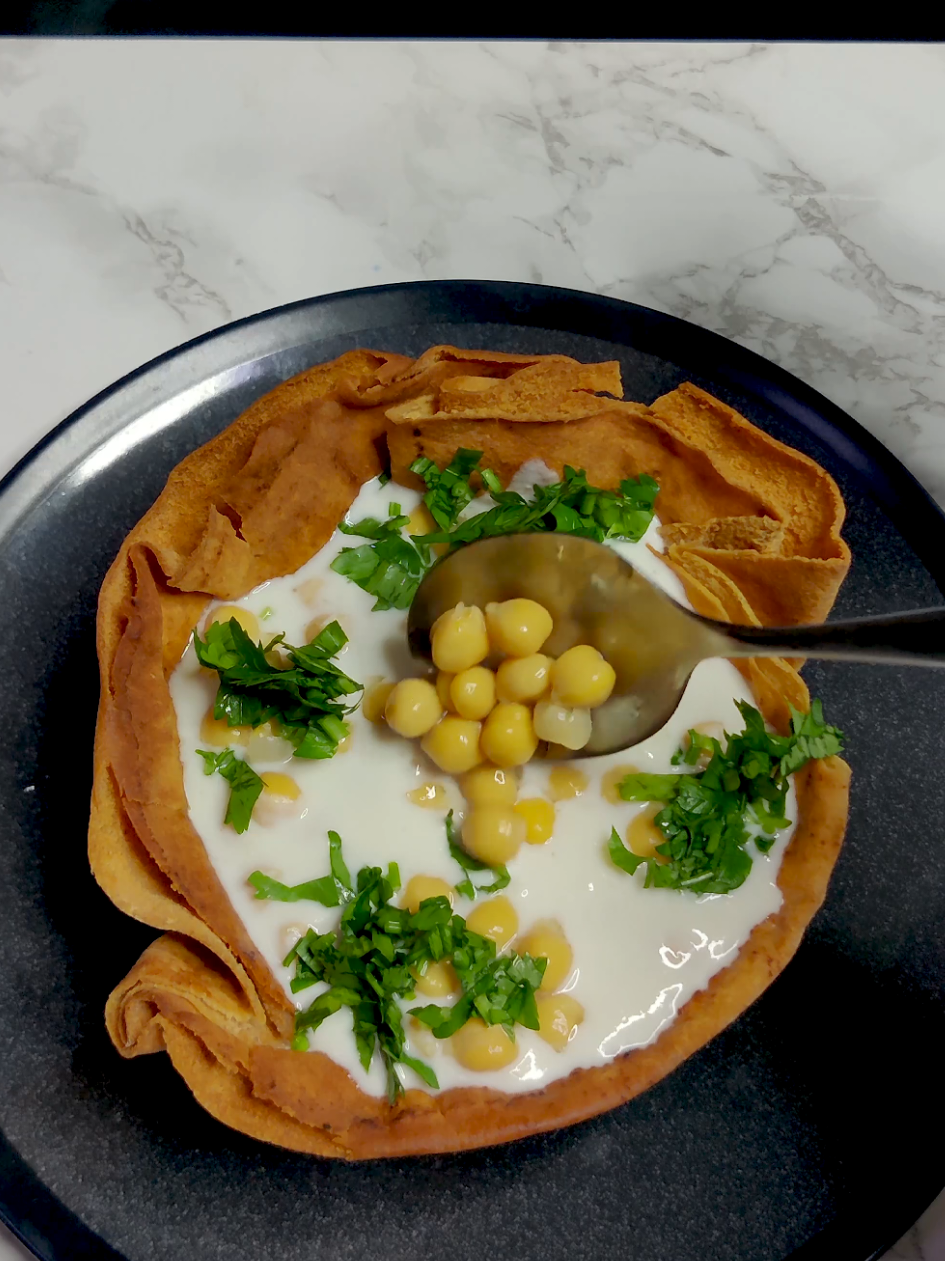 فتة حمص  . . . المكونات :  • خبز • حمص  • بقدونس  مكونات خليط اللبن :  • لبن زبادي • ليمون  • طحينية  • ملح  • ثوم للتزيين:  • سمنة  • صنوبر او كاجو #فتة_حمص #فتة 