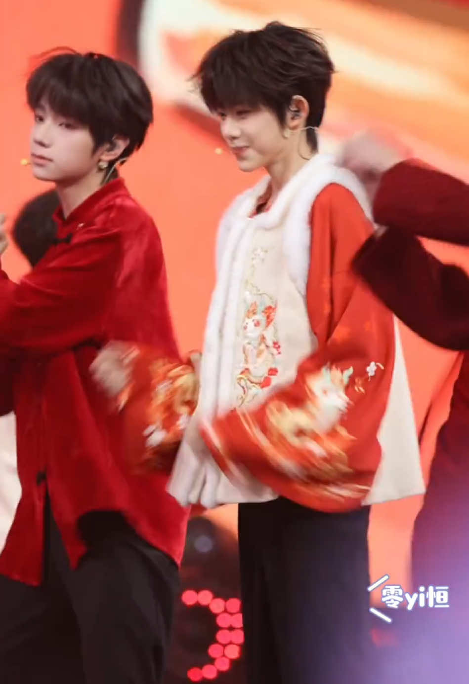 โปรด TF อย่าดุลูกอิฉัน ฝรั่งน้อยแค่ขี้เขิลโชว์แรกของวันนี้ตื่นเวทีไปหน่อย คีพลุคไม่อยู่ฮึบแล้วแต่มันไม่ไหว 5555  . #เฉินอี้เหิง #chenyiheng #tf家族陈奕恒jonathan #tffamily_4th_generation #ไอดอลจีน #tffamily #tf家族2025新年音乐会热爱 #陈奕恒 