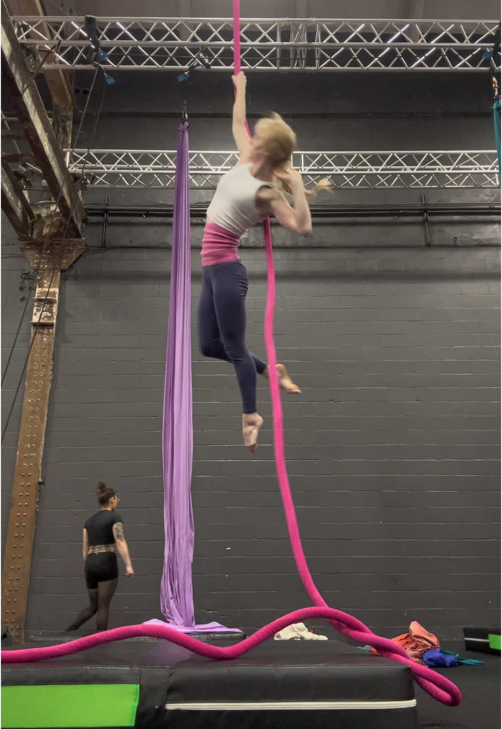 getting a bit better with this #performer #cordelisse #aerialist 