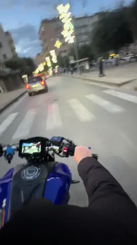 Si vive di più andando cinque minuti al massimo su una moto come questa, di quanto non faccia certa gente in una vita intera.💙💙💙 #perte #viral #salerno #goviral #viralvideo #moto #yamaha #mt07 #traffic #rider 