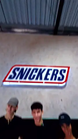 😋🛹🍫 #TrickforSnickers 