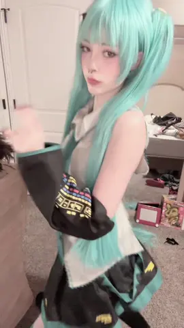 #fortnite #miku #fn #hatsunemiku #mikuhatsune #emote #mikucosplay #mikufortnite #dance #fypシ #fyp #cosplay 