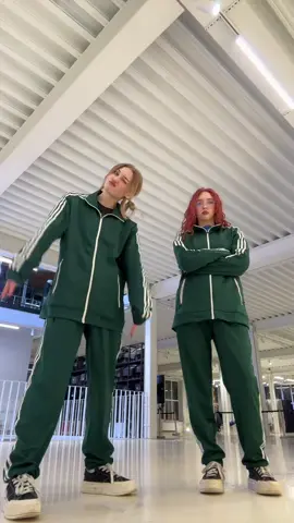 New dance trend 💃🔥 #leftrightleftright #dancetrend #fypシ #viral #bbno$ @☆𝐀𝐋𝐄𝐗𝐀☆ @★𝐌𝐚𝐫𝐢𝐖𝐨𝐫★ @bbno$ 