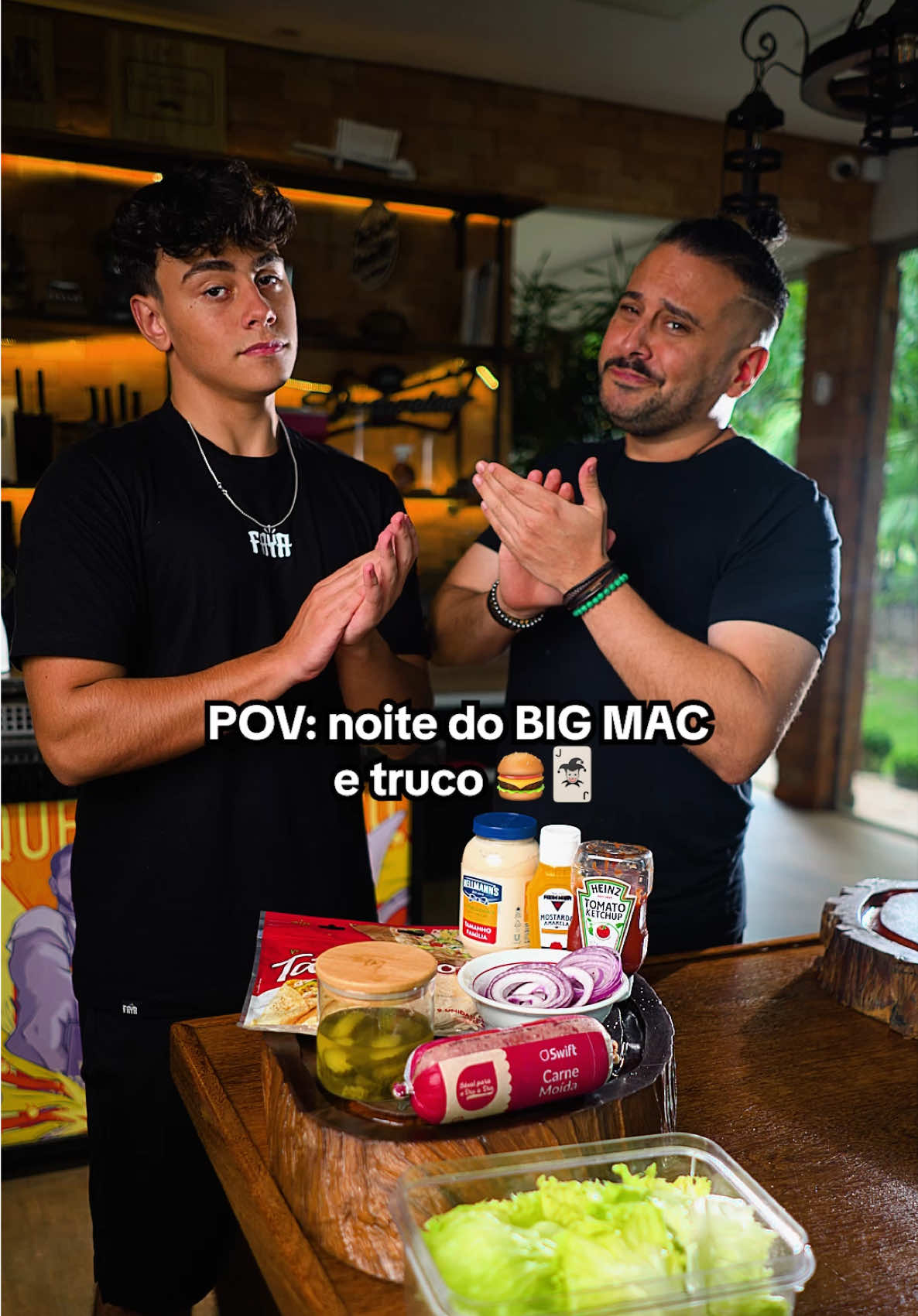 Noite do Big Mac com Truco! Ingredientes: 500g de carne moída 5 unidades de tortilha tipo Rap10 100g de cheddar em fatias 1 cebola roxa em rodelas 1/2 alface americana fatiado Picles de pepino  Molho: 3 colheres de sopa de maionese 3 colheres de sopa de ketchup 2 colheres de sopa de mostarda  1 colher de sopa de água de picles  1 colher de chá de páprica picante  Preparo: Para o molho misture todos os ingredientes e reserve. Para os tacos, faça bolinhas de 100g de carne moída e espalhe sobre as tortinhas cobrindo toda a tortilha.  Tempere com sal e pimenta do reino e leve para dourar na frigideira bem quente com um fio de azeite. Vire a tortilha, coloque 3 fatias de cheddar sobre a carne e tampe para derreter o queijo.  Retire a tortilha da frigideira, coloque alface, rodelas de cebola roxa, picles e finalize com o molho especial que aí é sucesso garantido na sua noite! #pov #receitas #fy 