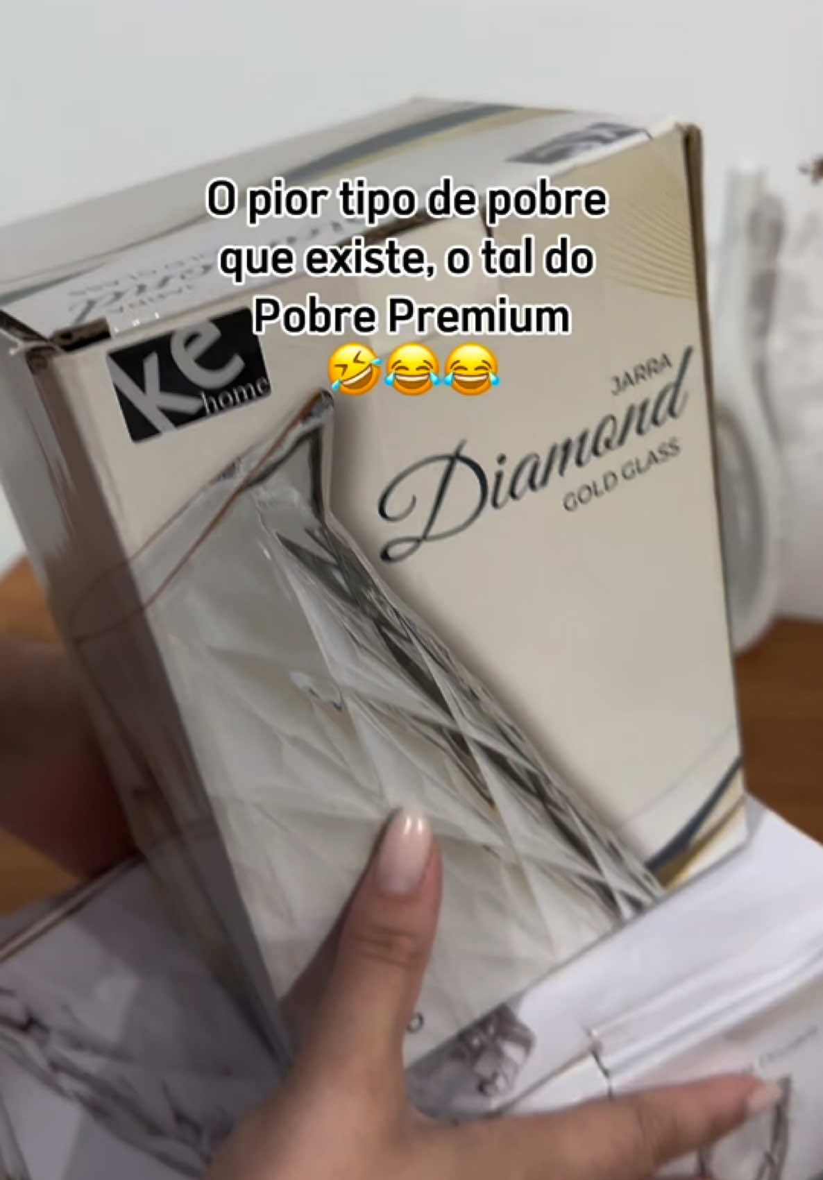 Quem se identifica? Amando meus copos e jarras com a borda dourada, da shopee é claro 🫶🏼✨ . Comenta “quero” te mando o link na DM 🤎🏠 . #pobrepremium #vidadecasada #casamento #noiva #casal #donadecasa #coisasdecasa #cozinha #enxoval #dicaslar #dicascasa