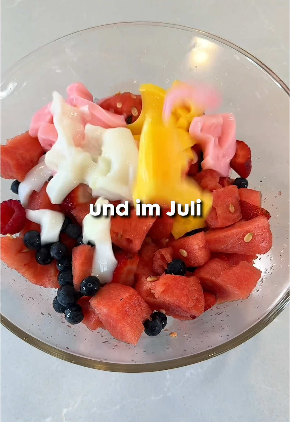 Was zum Geier ist Hwachae meine Freunde? Ich darf doch Freunde sagen…?!🍓🫐🥣 #einfacherezepte #schnellerezepte #foodtrend #hwachae #kochen 