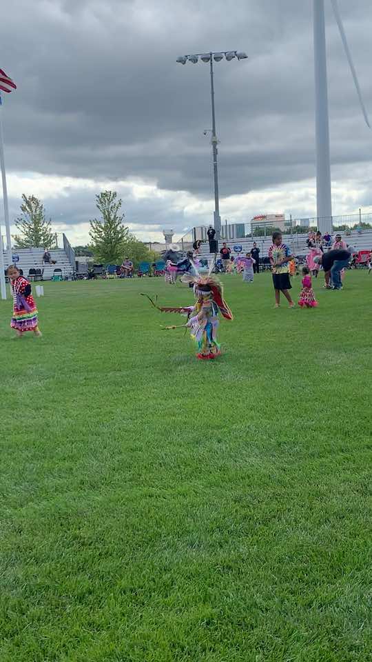 Lmaoooo small baby op dancing grass 