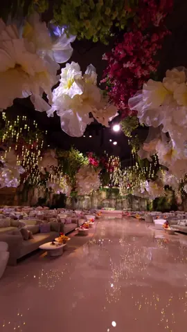 You just stepped into a real-life painting😍! #lebaneseweddings #riyadhwedding #weddings #luxury #aesthetic #fyp #foryoupage #fy #viral ▪︎ Wedding Planner : Design Lab Experience