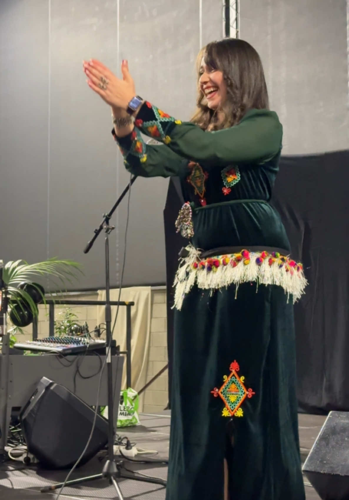 Danse kabyle alicia 2025 Elle célèbre magnifiquement  la culture kabyle avec ses  mouvements gracieux et  énergiques. @Alicia 🫶🏽  #LIVEhighlights #TikTokLIVE #LIVE #kabylelive #kabyle #kabylesdeparis #kabylefrance #kabylecanada #kabyleusa 