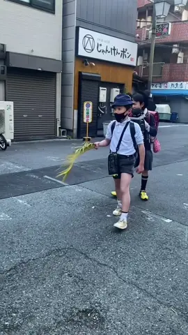 在日本从小学一年级开始父母就不在接送了，孩子们就独自上下学了，从小就培养孩子的独立性#记录日本生活 #街拍 #小学生#带你了解最真实的日本 