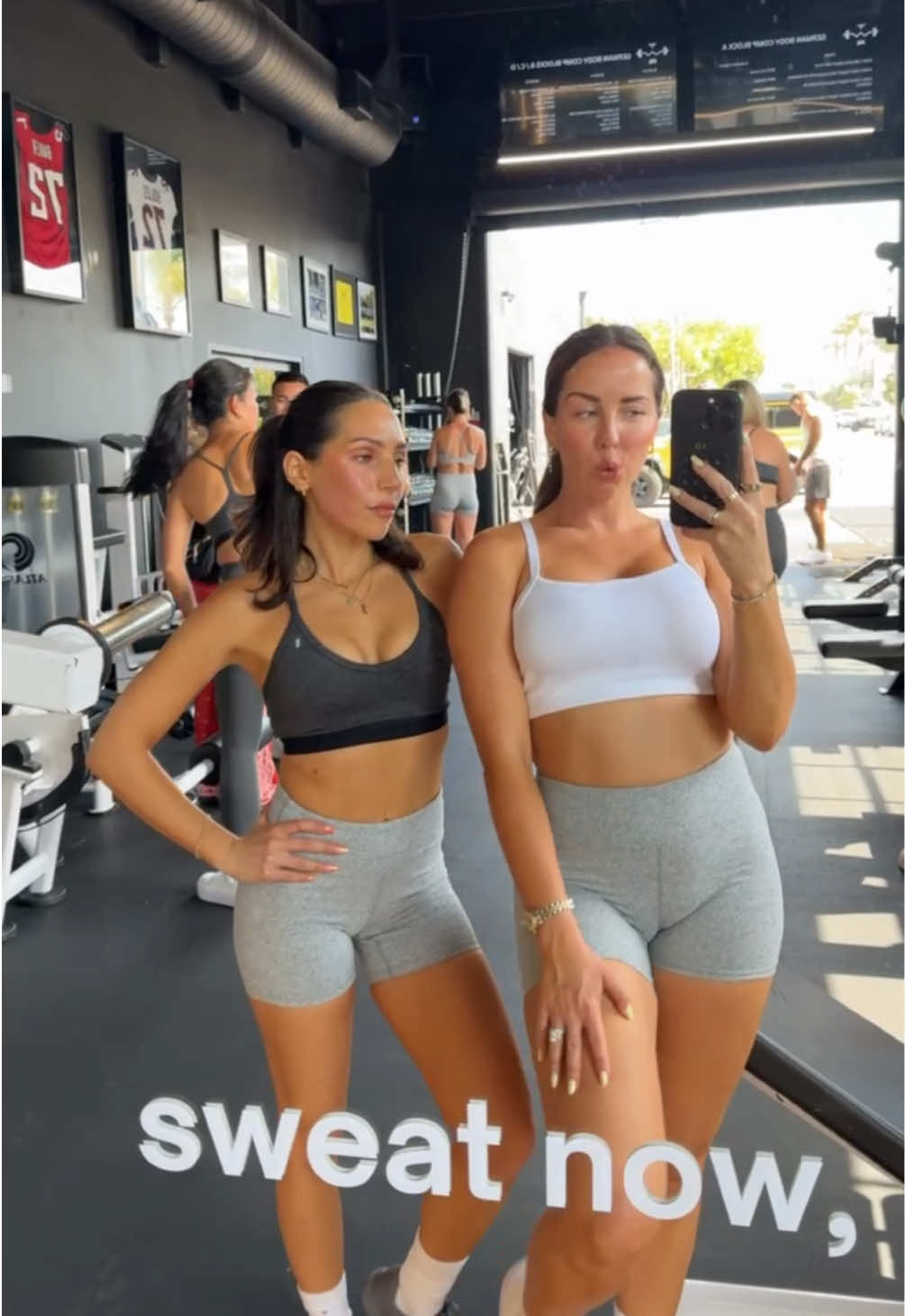 first time back in a gym in 4 years 👟🖤  #workoutroutine #gym #workoutvlog #circuittraining #dayinmylifevlog #Fitness 