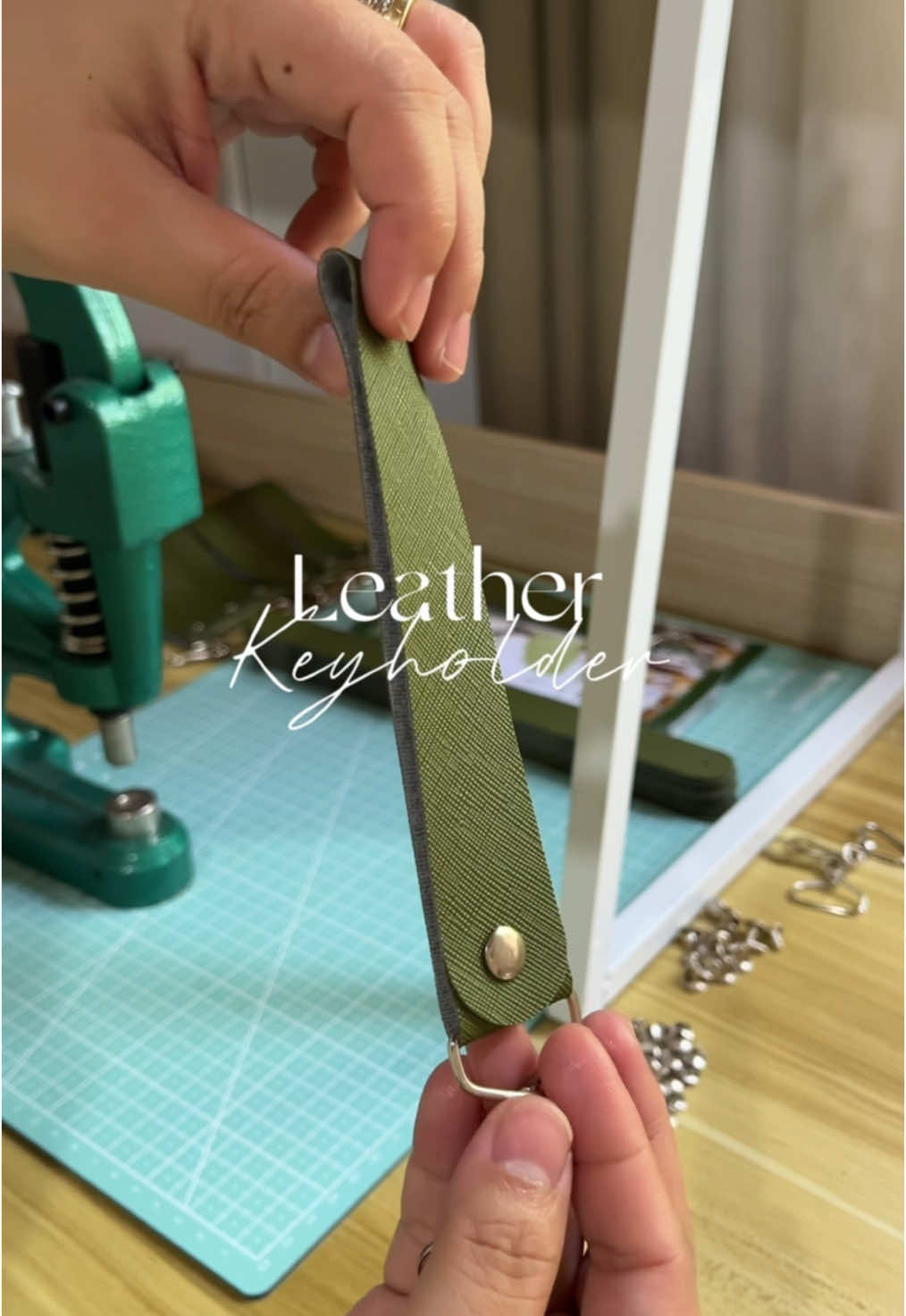 diy keyholder for party souvenir 🔑 #DIY #customizedgifts #cricut #htvront #CapCut 