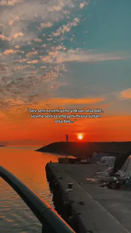 Sev seni seveni yerle yeksan olsa bile…                           #sözlüvideolar #sözlerstorylik #sözler #anlamlısözler #öneçıkar #günbatımı #sevmek #sevgi #kırıkkalp #deniz #liman 