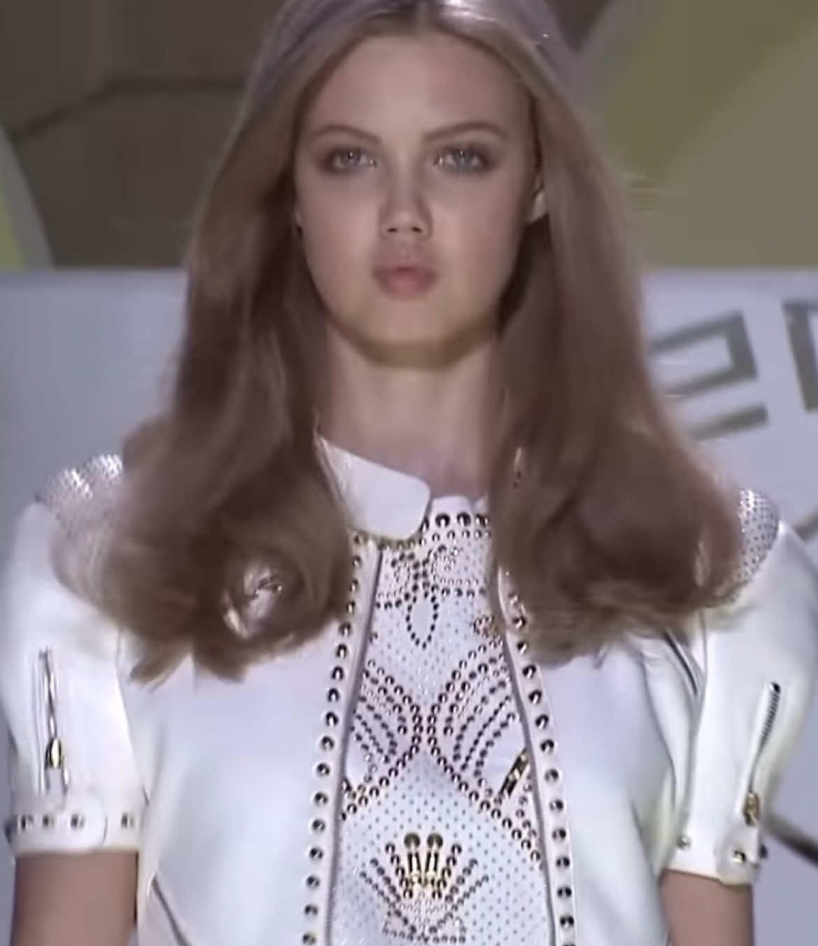 #lindseywixson opening for #versace spring/summer 2012
