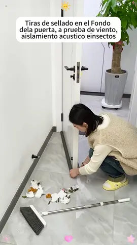 Si hay una puerta en casa, asegúrese de instalaresta banda de sellado en el Fondo de la puerta.Aislamiento acústico, insectos y viento, ya no sepuede escuchar el ruido de las casas de los vecinos,y se ahorra más electricidad cuando se enciende elaire acondicionado. #goodthing #satisfying #fyp #TikTokshop
