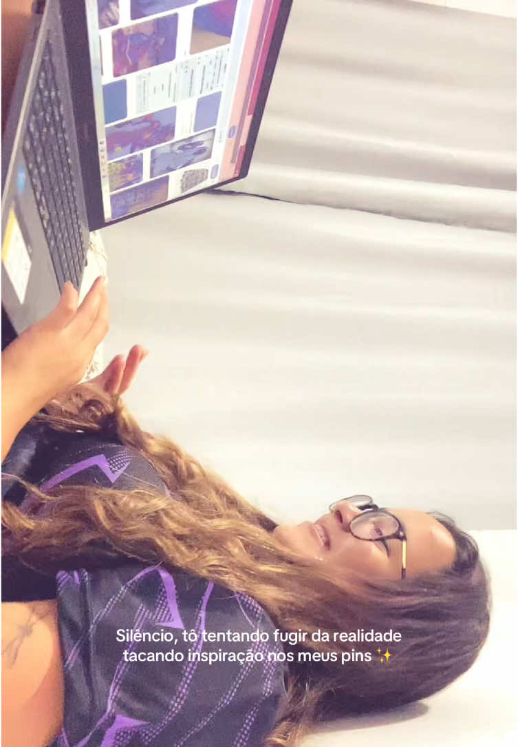 Apenas uma garota num sábado à noite. 