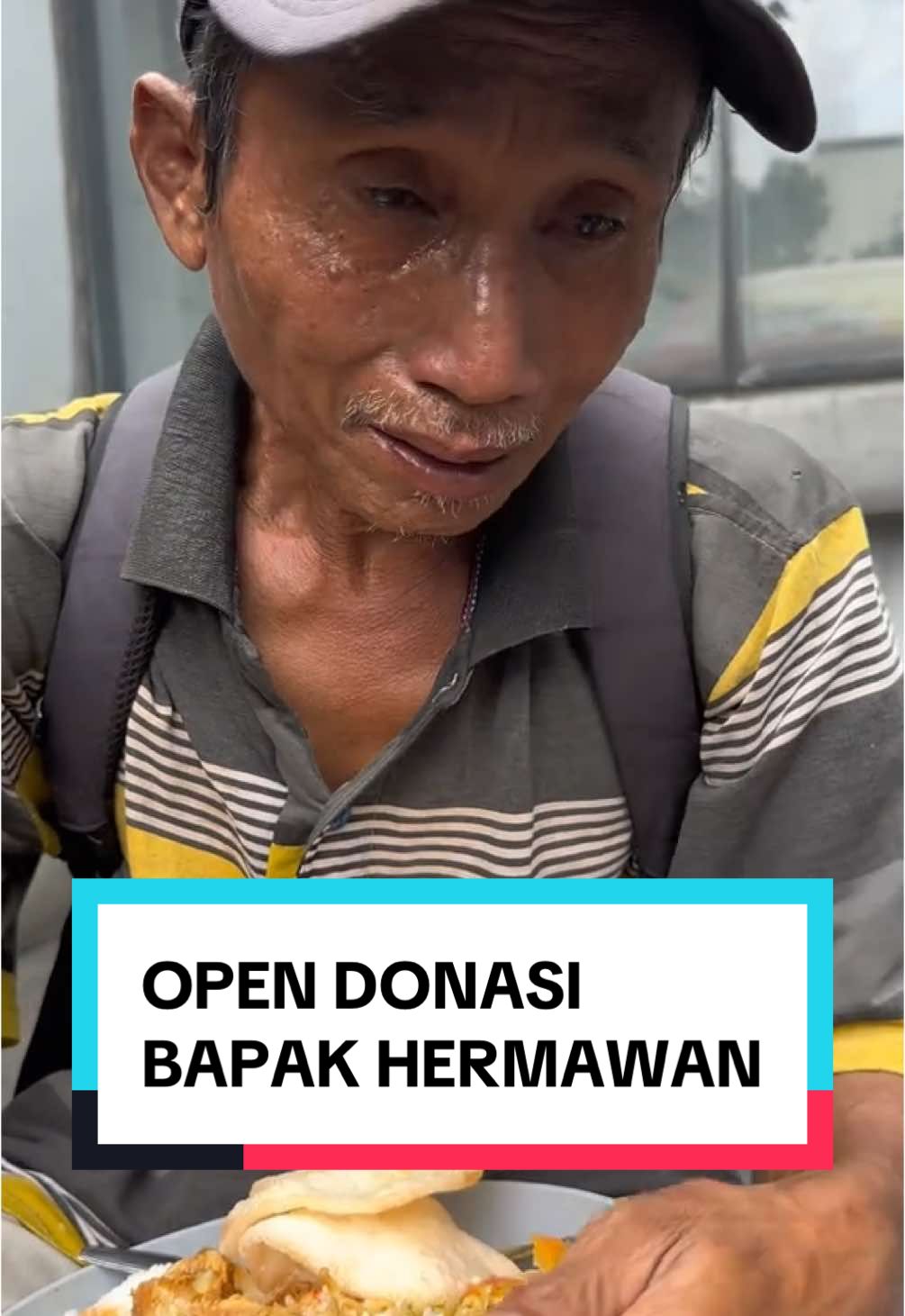 Bapak Hermawan (70 tahun) menangis tersedu, airmata nya jatuh mengalir, dada beliau kembang kempis berusaha menghirup oksigen sebanyak mungkin. Sesuatu yang tertahan di hati nya, saat itu terpaksa keluar karena beliau tak lagi mampu menahan nya. Beliau memengang sepiring nasi milik nya dan meminta agar bisa di bungkus untuk anak dan istri nya di rumah, karena keluarga nya pun sedang menahan lapar di rumah. Lepas lah semua cerita di sela tangis nya, Pak Hermawan berjalan kaki berusaha meminta gaji nya sebagai kuli bangunan di Cibinong. Mungkin selama berjalan kaki dari Cibinong sampai di depan Warung Nasi BARU Suryakencana, Pak Hermawan mencari cara agar beliau bisa membawa uang untuk membeli makan istri dan anak anak nya di rumah yang saat itu sedang menahan lapar. Beliau pun saat itu sedang menahan lapar sejak kemarin. Karena gaji yang seharus nya beliau terima terpaksa lenyap di bawa kabur mandor kerja nya sebagai kuli bangunan. Padahal itu adalah satu satu nya harapan beliau bisa membelikan bahan makanan untuk keluarga nya. Ɓukan hanya makan yang menjadi beban pikiran beliau. Pak Hermawan dan keluarga saat ini juga sedang kesusahan tempat tinggal. Beliau dan keluarga terusir dari kontrakannya karena belum membayar beberapa bulan sehingga pakaian dan perabotan nya di tahan di kontrakan lama nya. Saat ini keluarga Pak Hermawan tinggal di bangunan bekas gudang tahu.  Di akhir hari setelah Warnas BARU, kami mengantar Pak Hermawan pulang, karena beliau sudah terlihat lemas dan kelelahan dan kami menyaksikan ketika beliau mengabarkan pada keluarga nya bahwa beliau pulang dengan tangan hampa, kami menyaksikan bagaimana mereka sekeluarga berpelukan sambil menangis dan berusaha saling menguatkan. Marilah teman teman PING kita bantu Pak Hermawan, agar beliau dan keluarga bisa keluar dari kesulitan yang saat ini sedang membelit beliau.  Salurkan donasi terbaikmu melalui rek yang ada di bio ya 🙏 . . . @partners_in_goodness