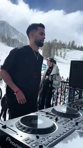 Djing without a coat on isn’t my smartest idea. It’s a good thing I have @Sports Research product Elderberry to help support my immune system when needed! #sportsresearch 