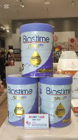 🌟 Vì sao sữa dê Biostime giúp bé thông minh, sáng trí? 🌟 Sữa dê không chỉ là nguồn dinh dưỡng dễ tiêu hóa mà còn chứa nhiều thành phần quý giá, đặc biệt tốt cho sự phát triển trí não của bé: ✅ Đạm A2 tự nhiên – Dịu nhẹ với hệ tiêu hóa, tối ưu hấp thụ: Đạm A2 trong sữa dê không gây kích ứng như đạm A1 thông thường, giúp hệ tiêu hóa của bé hoạt động hiệu quả hơn. Nhờ đó, các dưỡng chất quan trọng như DHA, ARA, và vitamin được hấp thụ tối đa, hỗ trợ phát triển não bộ toàn diện. ✅ Nguồn chất béo tự nhiên dễ hấp thụ: Sữa dê chứa chất béo chuỗi ngắn và trung bình, dễ chuyển hóa thành năng lượng để cung cấp cho hoạt động não bộ. Điều này giúp bé luôn minh mẫn, nhanh nhẹn trong từng giai đoạn phát triển. ✅ Giàu vitamin và khoáng chất: - Vitamin B12: Hỗ trợ quá trình hình thành tế bào máu và thần kinh, giúp não bộ hoạt động hiệu quả. - Magie và kẽm: Tham gia vào quá trình truyền dẫn thần kinh, tăng khả năng ghi nhớ và học hỏi. ✅ DHA & ARA: Hỗ trợ phát triển trí não, tăng khả năng ghi nhớ, tập trung và tư duy sáng tạo. Sữa dê Biostime – Tối ưu dinh dưỡng cho trí não bé yêu! Với sự kết hợp hoàn hảo giữa Đạm A2, DHA, ARA, và các dưỡng chất từ sữa dê, Biostime không chỉ giúp bé khỏe mạnh mà còn thông minh, sáng trí, luôn sẵn sàng khám phá thế giới! Trí não khỏe – Tư duy sáng, mẹ còn chờ gì mà chưa chọn sữa dê Biostime cho bé yêu? 💕 ----------------------