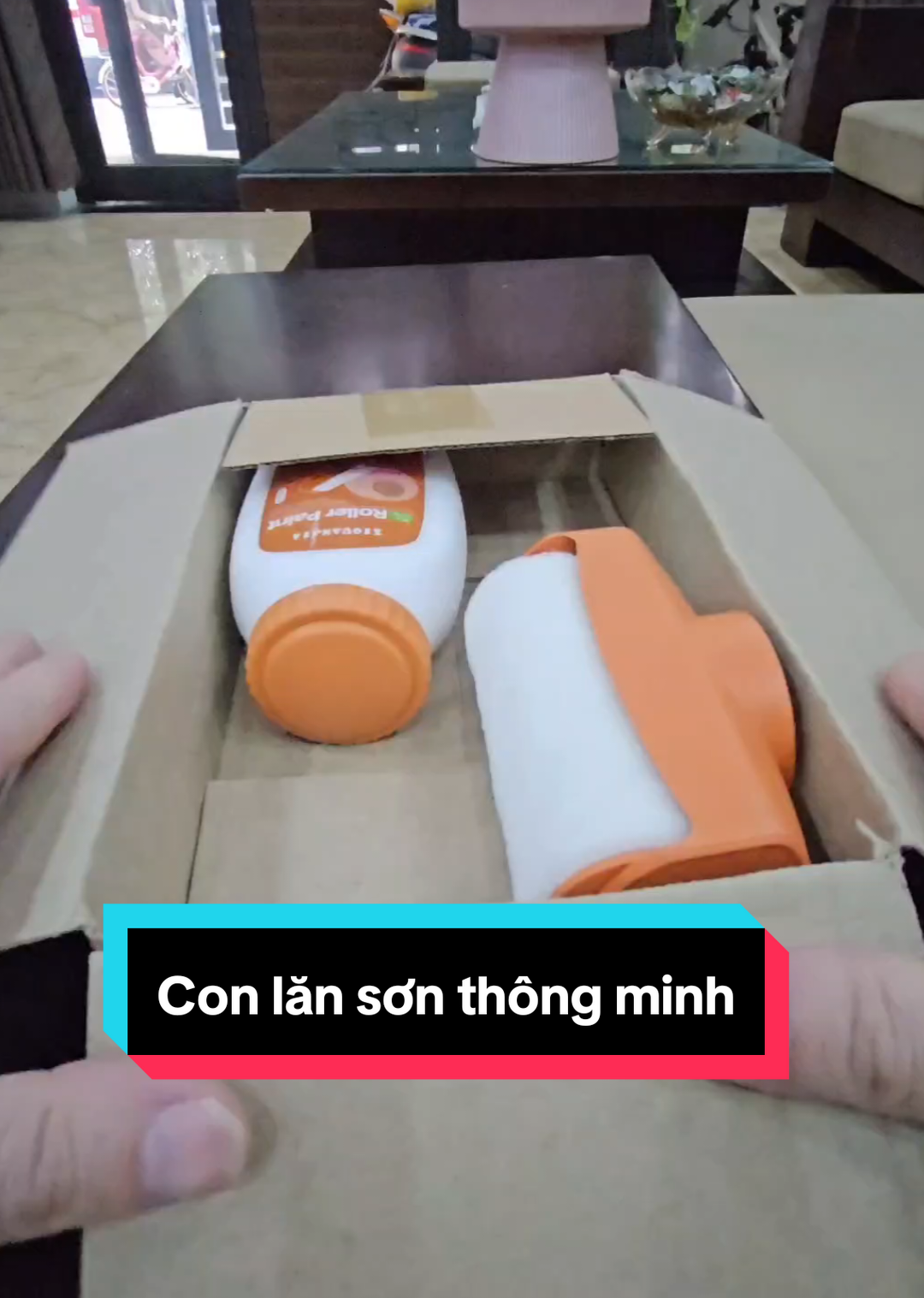 Con lăn sơn thông minh,  kèm bình đựng sơn màu trắng tiện dụng. Sơn tường mafbkhoong bị vấy bẩn lên người,  quần áo.  Sử dụng loại sơn chống thấm cao cấp,  chóng chọi mọi điều kiện thời tiết. Dùng được trong nhà và ngoài nhà. #conlanthongminh #lansonthongminh #conlansonthongminh #binhsonkemconlan #conlansonchatluong #conlansonkembinh #samtetbaovui #tiktokshoptet #dexuat #xuhuong #xuhuongtiktok 