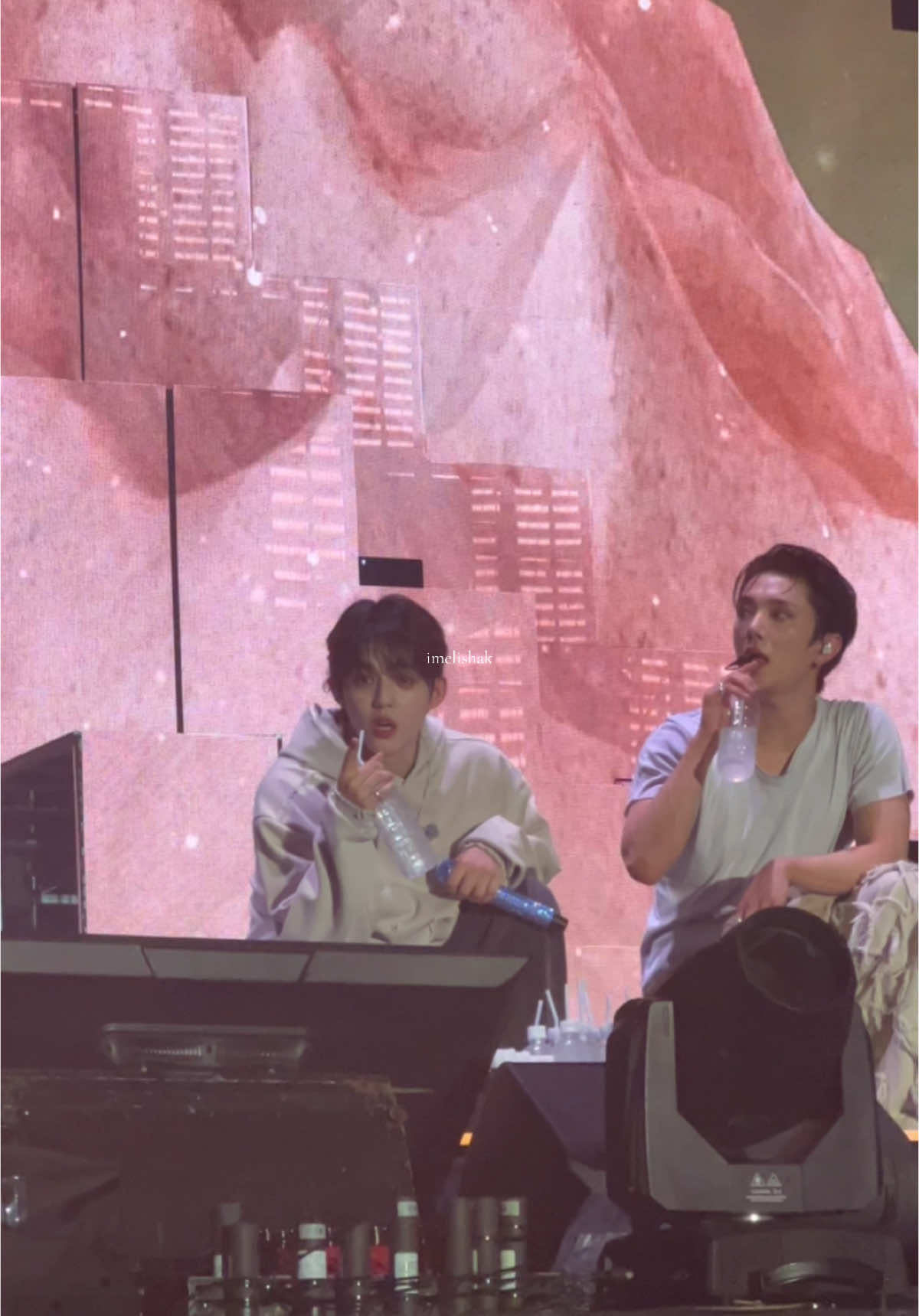 My friend and I asked water from Cheol since the security/staff were not noticing us. Thank you Cheol and SVT for always prioritizing us Carats 💗 | 17RH Day 1 #scoups #joshua #mingyu #seventeen #carats #17righthereinbulacan #water @SEVENTEEN