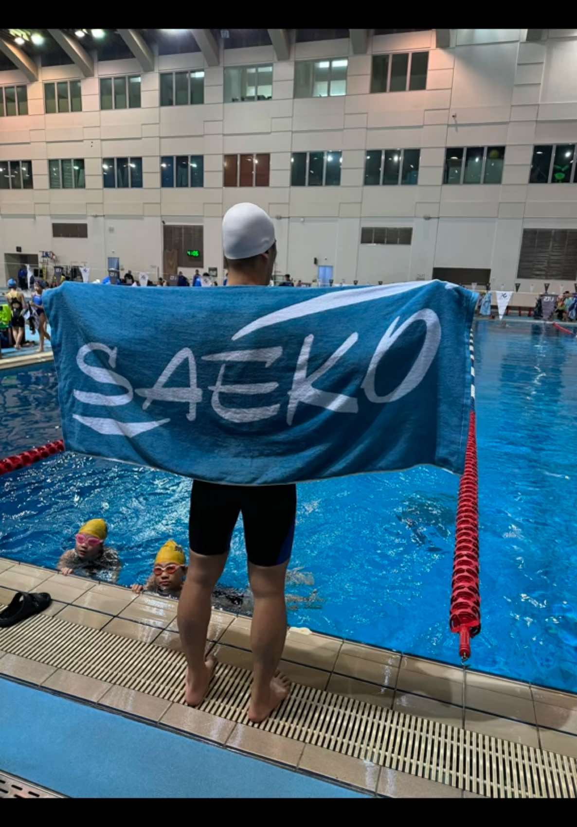 這份裝備來的很及時，天氣冷需要毛巾擦身體保暖，舊的網帽脫沙該淘汰了，泳鏡因為使用頻繁也時常需要更換，再來就是這個好用的防水袋，原本的捨不得換現在終於可以換新的包包了🥰🥰🥰 感謝 @saekotw 持續給予的支持，讓我在教課或是練習時，都不缺少游泳最需要的配備，游泳是我的熱愛，我會一直游下去，好的品牌也值得一直被推廣下去！ 還請大家多多支持台灣品牌 @saekotw  也希望大家繼續關注 白熊教練 帶你感受游泳是個多迷人的運動！   #白熊教練 #游泳教練 #泳池老闆 #許自雄 #游泳 #自由式 #蛙式 #仰式 #蝶式 #系統化訓練 #游泳池 #教練 #小孩游泳 #運動 #兒童泳訓 #泳隊 #兒童游泳 #泳訓 #游泳培訓 #天泳培訓 #福和國中 #福和國中游泳池 #游泳改善氣喘 #saeko 